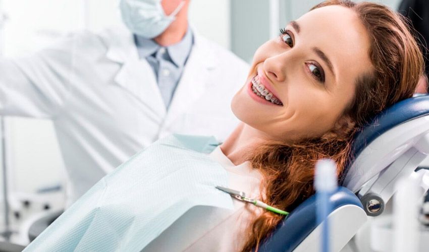 Mujer sonriendo con ortodoncia 